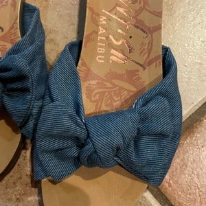 Flat sandal with bow accent